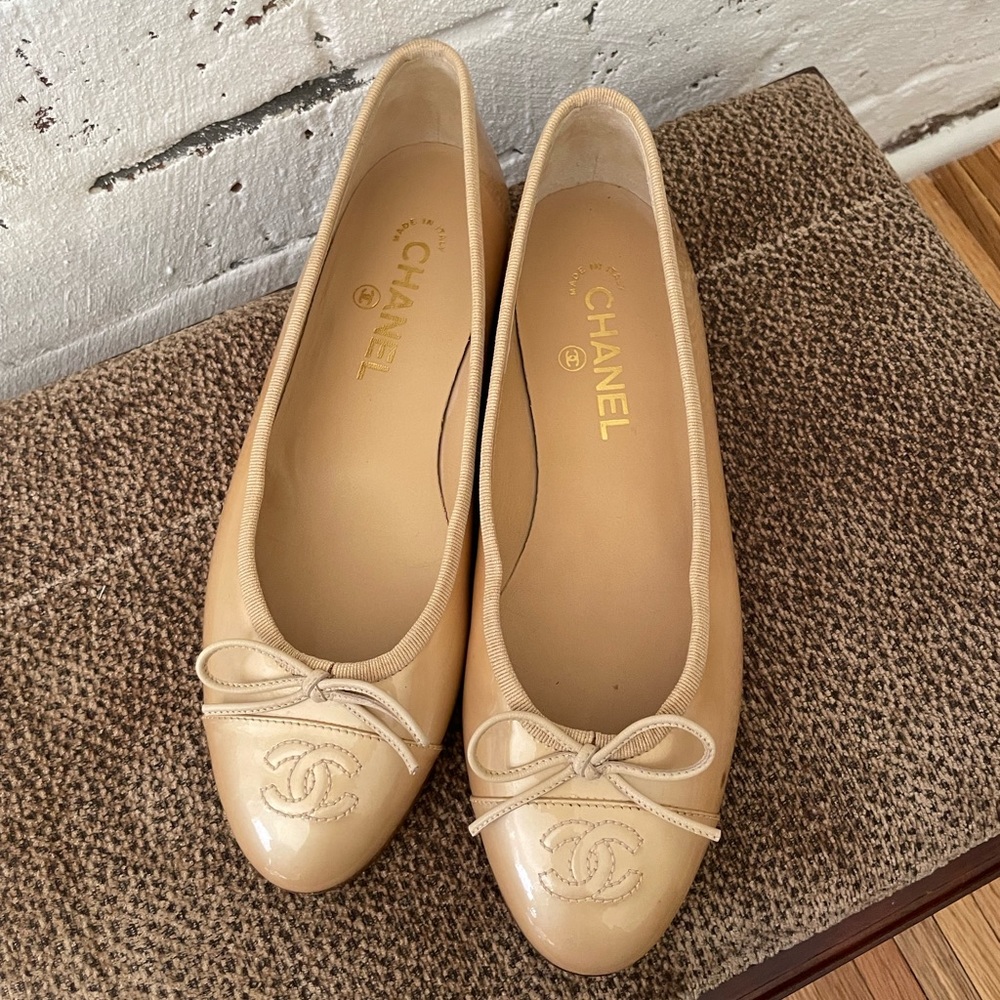CHANEL 38 EUC Patent Flats